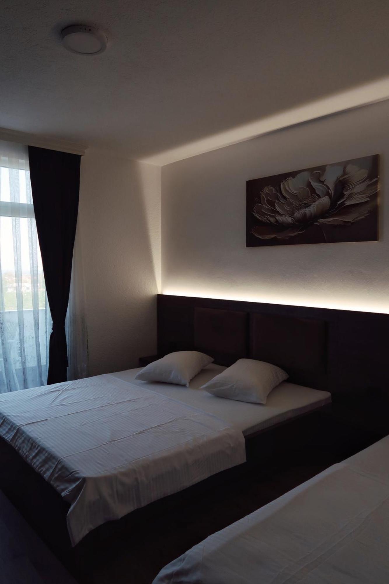 Hotel Antika Peje Bagian luar foto