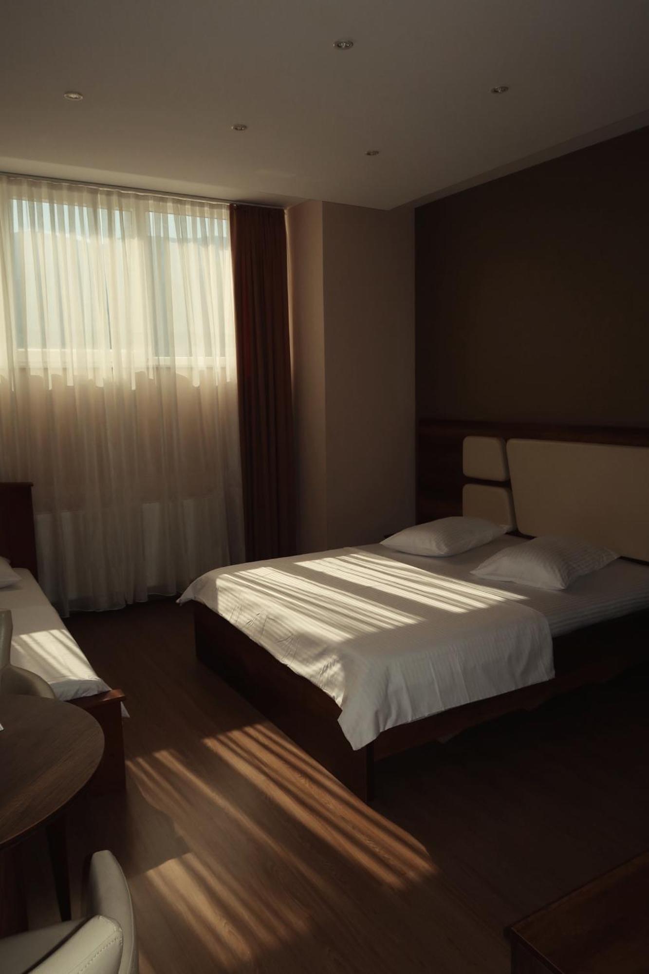 Hotel Antika Peje Bagian luar foto